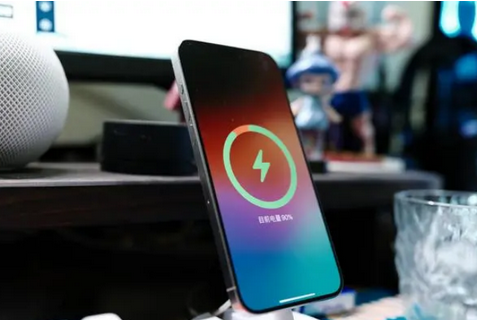 阿拉善右苹果15换屏服务分享用什么充电器给iPhone15充电更好 